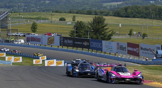 #60: Meyer Shank Racing W/Curb-Agajanian, Acura DPi, DPi: Oliver Jarvis, Tom Blomqvist leads at the start