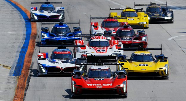 #31: Whelen Cadillac Racing, Cadillac V-Series.R, GTP: Pipo Derani, Jack Aitken, #01: Cadillac Racing, Cadillac V-Series.R, GTP: Renger van der Zande, Sebastien Bourdais, #25: BMW M Team RLL, BMW M Hybrid V8, GTP: Connor De Phillippi, Nick Yelloly, #6: Porsche Penske Motorsports, Porsche 963, GTP: Mathieu Jaminet, Nick Tandy - Start of the race.