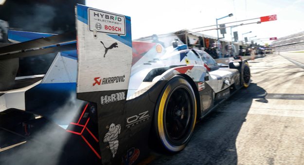 #25: BMW M Team RLL, BMW M Hybrid V8, GTP: Marco Wittmann, Sheldon van der Linde, Robin Frijns, Rene Rast pit stop