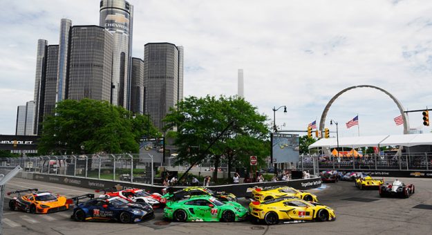 #3: Corvette Racing by Pratt Miller Motorsports, Corvette Z06 GT3.R, GTD PRO: Antonio Garcia, Alexander Sims, #4: Corvette Racing by Pratt Miller Motorsports, Corvette Z06 GT3.R, GTD PRO: Tommy Milner, Nicky Catsburg, #77: AO Racing, Porsche 911 GT3 R (992), GTD PRO: Laurin Heinrich, Seb Priaulx - Start of Race.