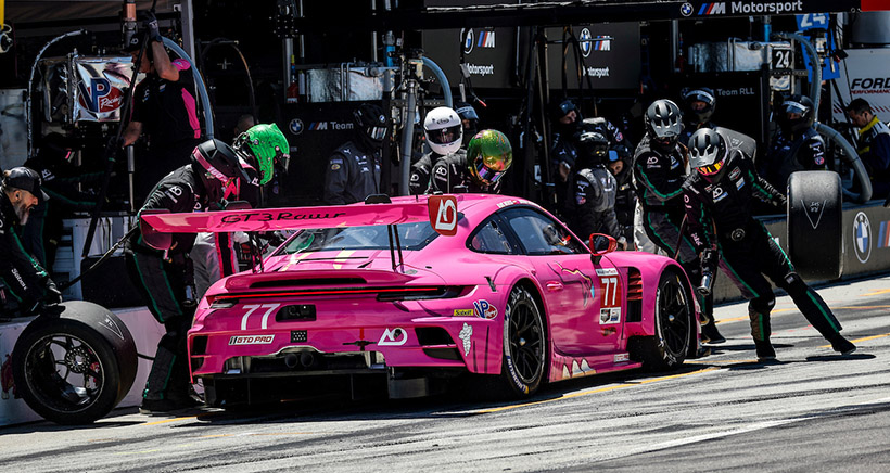 #77: AO Racing, Porsche 911 GT3 R (992), GTD PRO: Laurin Heinrich, Klaus Bachler, pit stop