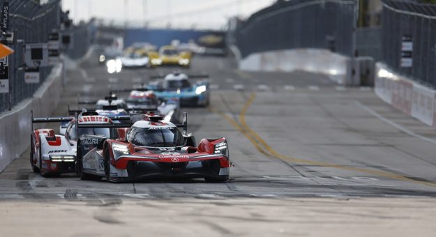 #93: Acura Meyer Shank Racing w/Curb Agajanian, Acura ARX-06, GTP: Renger van der Zande, Nick Yelloly