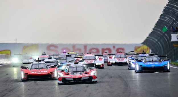 GTP Start, #93: Acura Meyer Shank Racing w/Curb Agajanian, Acura ARX-06, GTP: Renger van der Zande, Nick Yelloly, Kaku Ohta
