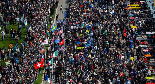 Pre-Race, Fans