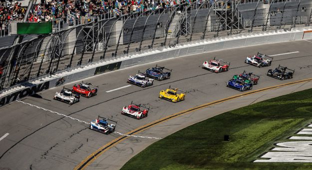 #24: BMW M Team RLL, BMW M Hybrid V8, GTP: Philipp Eng, Dries Vanthoor, Kevin Magnussen, Raffaele Marciello takes the green flag at the start