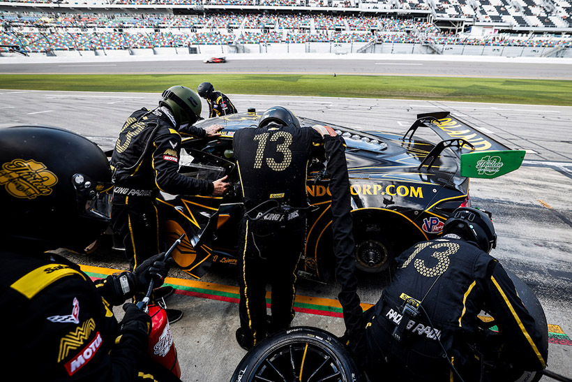 #13: 13 Autosport, Corvette Z06 GT3.R, GTD: Orey Fidani, Matthew Bell, Lars Kem, Ben Green, pit stop, fueling, fueler
