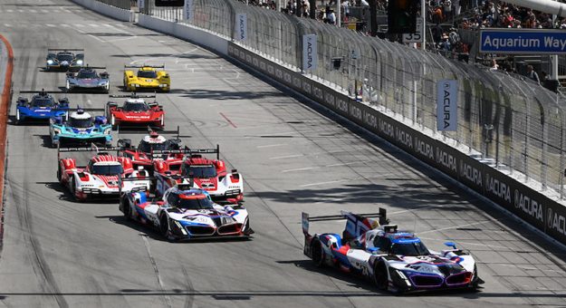 #24: BMW M Team RLL, BMW M Hybrid V8, GTP: Philipp Eng, Dries Vanthoor leads at the start
