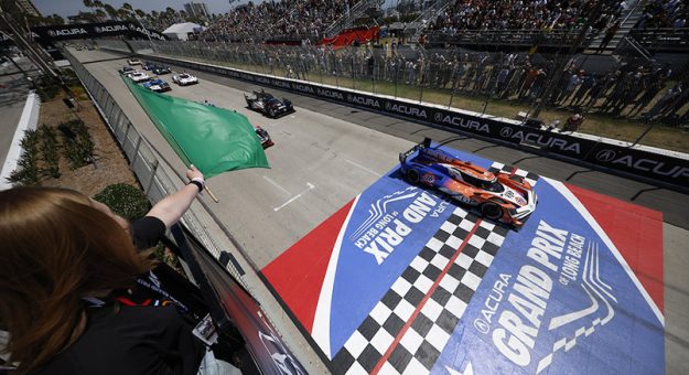 #93: Acura Meyer Shank Racing w/Curb Agajanian, Acura ARX-06, GTP: Renger van der Zande, Nick Yelloly leads at the start