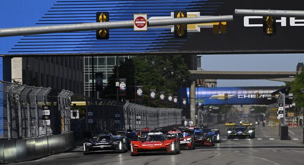 #31: Cadillac Whelen, Cadillac V-Series.R, GTP: Jack Aitken, Earl Bamber leads at the start