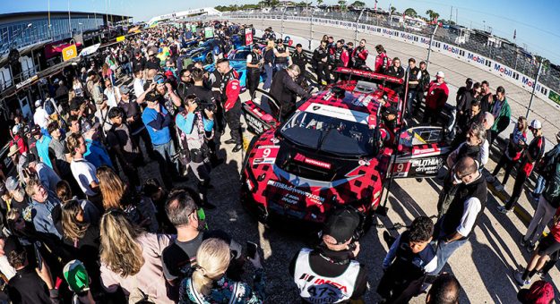 Fans at grid walk, #9: Pfaff Motorsports, Lamborghini Temerario GT3, GTD Pro: Andrea Caldarelli, Sandy Mitchell, Franck Perera