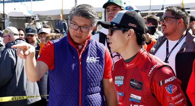 #93: Acura Meyer Shank Racing w/Curb Agajanian, Acura ARX-06, GTP: HRC VP Kelvin Fu, Kaku Ohta, fans, grid
