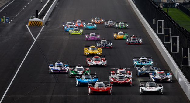 Green Flag, GTP, #31: Cadillac Whelen, Cadillac V-Series.R, GTP: Jack Aitken, Earl Bamber, Frederik Vesti, #40: Cadillac Wayne Taylor Racing, Cadillac V-Series.R, GTP: Jordan Taylor, Louis Deletraz, #93: Acura Meyer Shank Racing w/Curb Agajanian, Acura ARX-06, GTP: Renger van der Zande, Nick Yelloly, Kaku Ohta