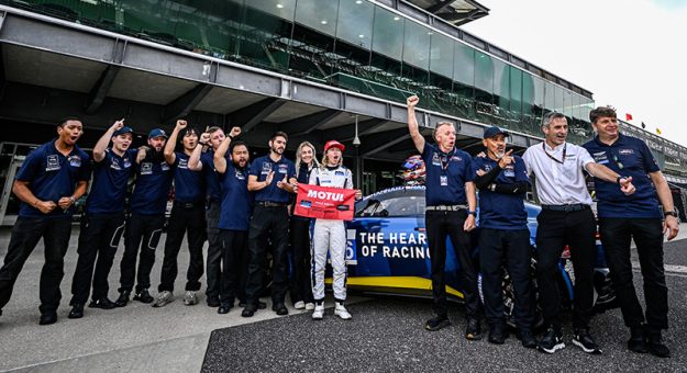 #26: Heart of Racing Team, Aston Martin Vantage AMR GT4 Evo, GS: Hannah Grisham, Hannah Greenemeier, Motul Pole Award, Team Photo